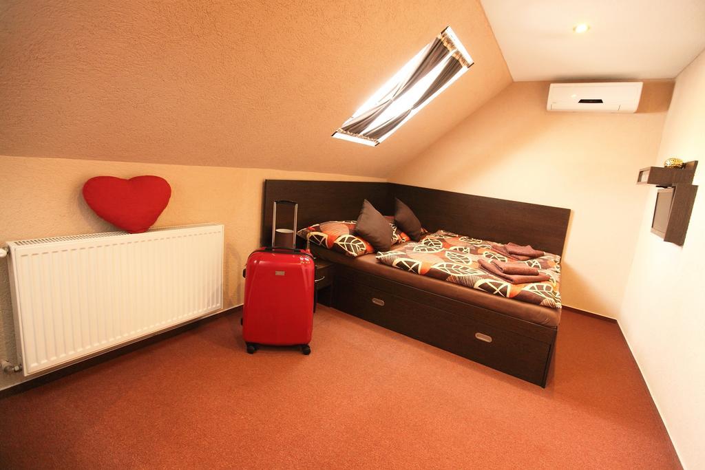 Penzion Skorpion Senec Zimmer foto